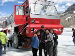 コロンビア大氷原を雪上車で観光